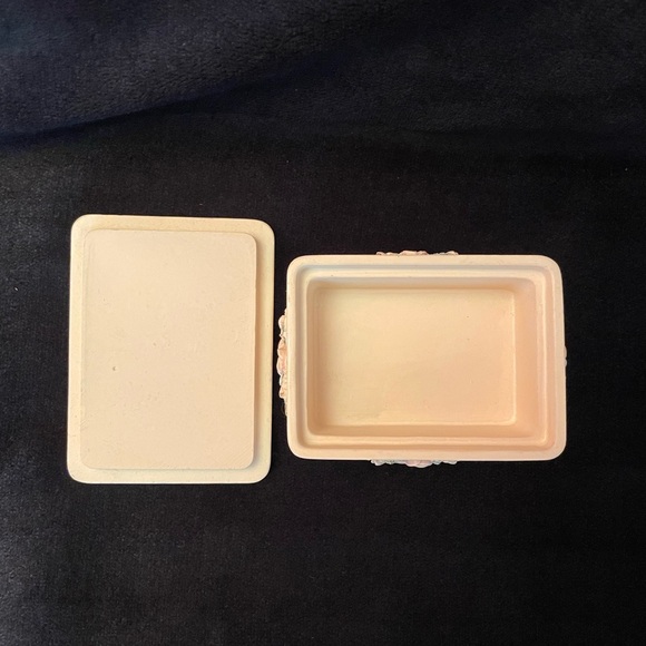 Vintage Trinket Box Floral Cherub 2 Piece Hand Painted Resin Taiwan 3.5” W 2.5 L - Picture 3 of 6